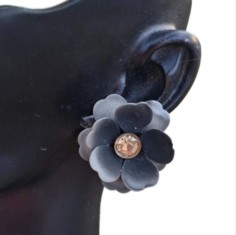 🌸 Vintage Black/Grey Matte Flower Clip-On Earrings w/ Amber Crystal